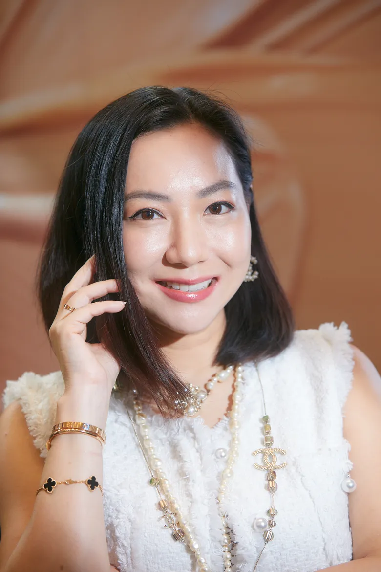 เซเลบสาว น้ำผึ้ง - จารุวรรณ โชติเทวัญ อวดออร่าผิวสวยใสในงานเปิดตัวเมคอัพคอลเลกชั่นใหม่ KANEBO