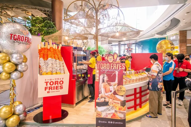 ไอคอนสยาม ขนทัพความอร่อยพร้อมเสิร์ฟสุดยอดเมนูมันฝรั่งยอดฮิต จากร้าน TORO FRIES SIGNATURE เฟรนช์ฟรายส์เนื้อแน่น มาพร้อมความยาว 1 ฟุต! กับรสชาติความอร่อยที่ไม่รู้ลืม