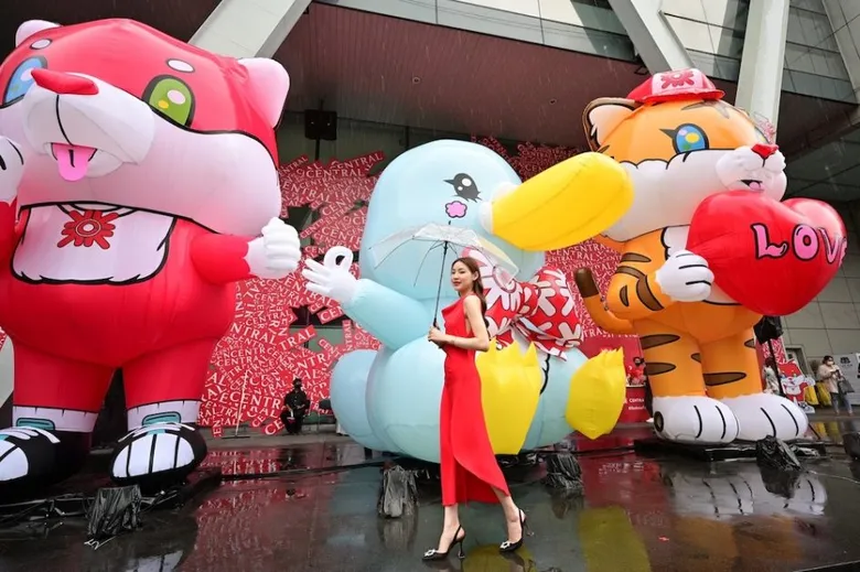 "ห้างเซ็นทรัล" ปล่อยเซอร์ไพรส์ส่งความสุขครั้งใหญ่ฉลอง 75 ปี แท็กทีมครีเอเตอร์ชื่อดังเนรมิต "CENTRAL X YUREE" คาแรกเตอร์ 3 สหายสุดคิ้วท์ พร้อมยกขบวนสร้างรอยยิ้มกระจายความสดใสทั่วไทย!