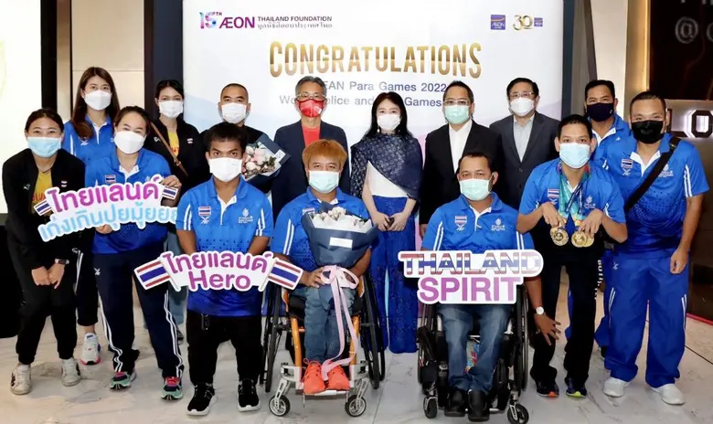 นางสุพร วัธนเวคิน (ที่ 4 จากขวา) ประธานกร...
