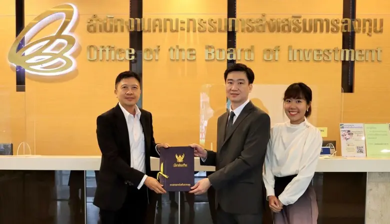 นายนฤชา ฤชุพันธุ์ (ซ้าย) ที่ปรึกษาด้านการ...