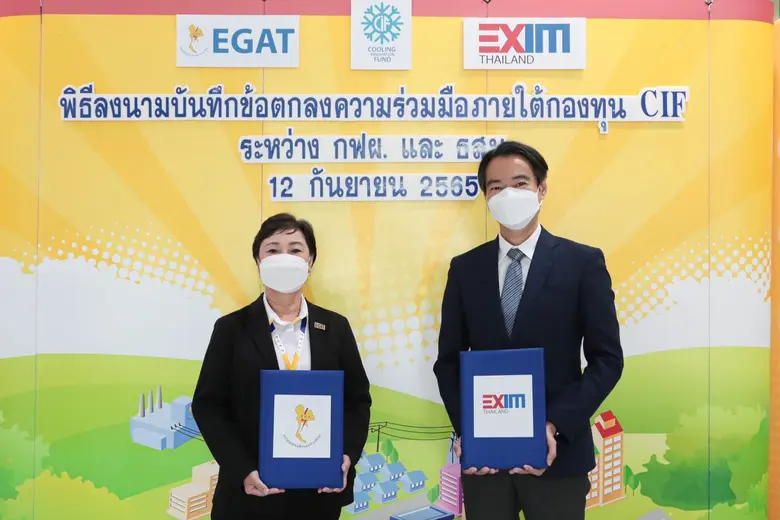นายอิทธิพล เลิศศักดิ์ธนกุล (ขวา) ผู้ช่วยก...