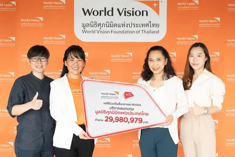 นางสาวสิรีรัตน์ คอวนิช (กลางขวา) ผู้อำนวย...