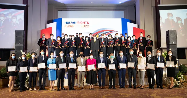 ธพว. แบงก์แห่งแรกคว้ารางวัลดีเด่น 'องค์กรต้นแบบด้านสิทธิมนุษยชน' ยืนเคียงข้าง "เติมทุนคู่พัฒนา" เอสเอ็มอีไทย ส่งต่อประโยชน์สู่สังคมเศรษฐกิจเติบโตยั่งยืน
