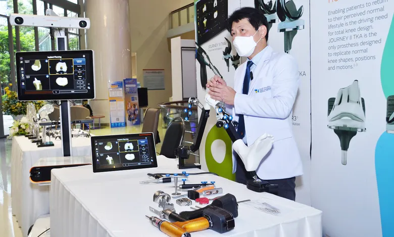 การผ่าตัดเปลี่ยนข้อเข่าเทียมด้วยหุ่นยนต์อัจฉริยะแบบแผลเล็ก Robotic Assisted Total Knee Arthroplasty