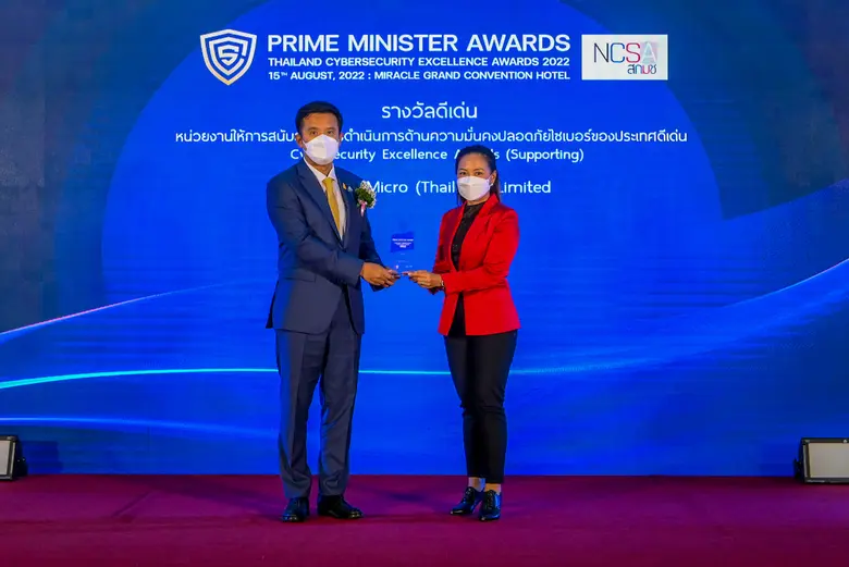 นายชัยวุฒิ ธนาคมานุสรณ์ (ซ้าย) รัฐมนตรีว่...