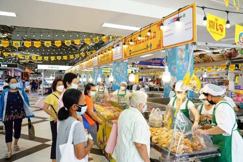 ตลาดยิ่งเจริญ ส่งเสริมเทศกาลถือศีลกินเจ พร้อมจัดเทศกาลอาหาร "กินเจไม่จำเจ กับอาหารเจ 4 ภาค" จัดเมนูพิเศษ สู้เศรษฐกิจ ถุงละ 35 บาท โปร 3 ถุงร้อย ซื้อครบ 200 บาทแถมข้าวเปล่าฟรี 1 ถุง