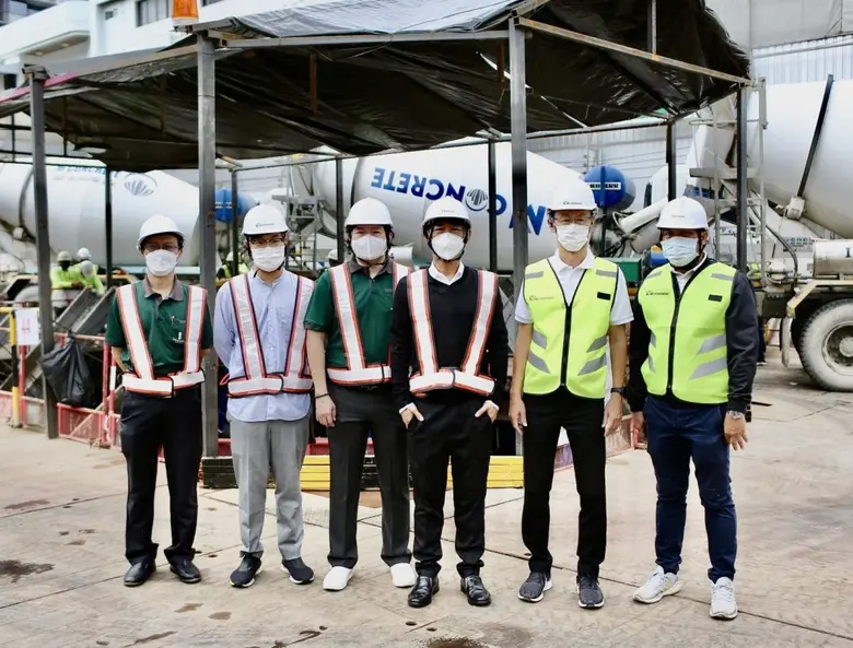 สุนทร สถาพร (ที่ 4 จากซ้าย) ประธานเจ้าหน้...