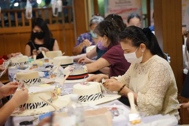 เมืองสุขสยาม และไอคอนสยาม จับมือ ธนาคารกสิกรไทย   จัดกิจกรรม "เพลินกับงานคราฟต์" รวมสุดยอดงานหัตถกรรมทุกแขนง พร้อมสร้างสุขสุดเพลิดเพลินไปกับ "โรง.เรียน.ชีวิตชีวา"