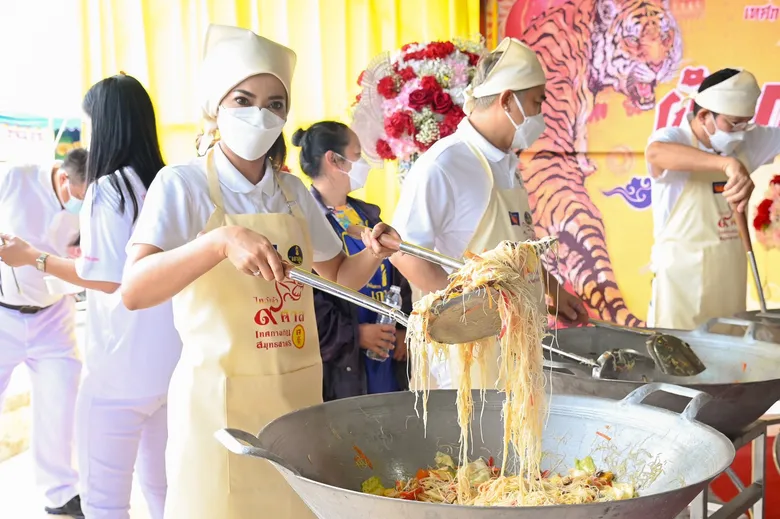 "เส้นหมี่ไวไว" ร่วมสั่งสมพลังบุญ พร้อมเสิร์ฟเมนูเจที่สะอาดและปลอดภัย ในงาน "ไหว้เจ้า ๙ ศาล เทศกาลกินเจสมุทรสาคร ปีที่ ๑๖" ประจำปี ๒๕๖๕
