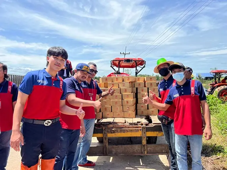 คนไทยไม่ทิ้งกัน BEST Express เดินหน้าปันสุขผู้ประสบภัยน้ำท่วม ตำบลดอนแรด อำเภอรัตนบุรี จังหวัดสุรินทร์
