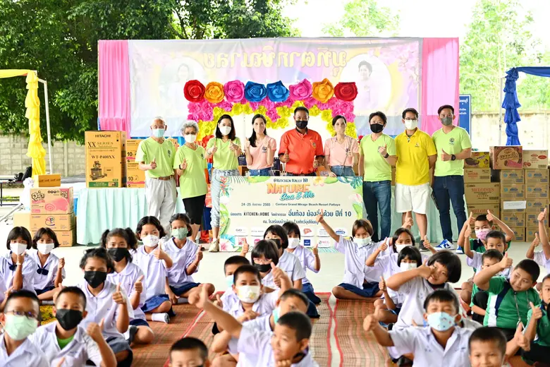 น้ำผึ้ง-จารุวรรณ โชติเทวัญ (ที่ 3 จากซ้าย...