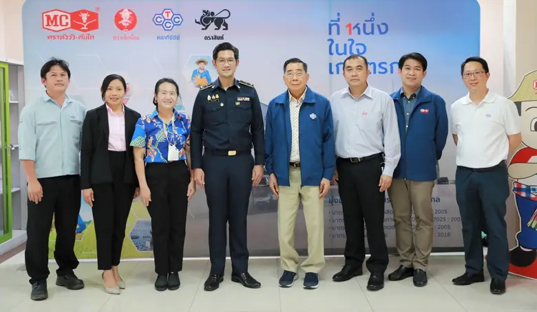 นายกองเอก เปล่งศักดิ์ ประกาศเภสัช (ที่ 4 ทางขวา) ที...