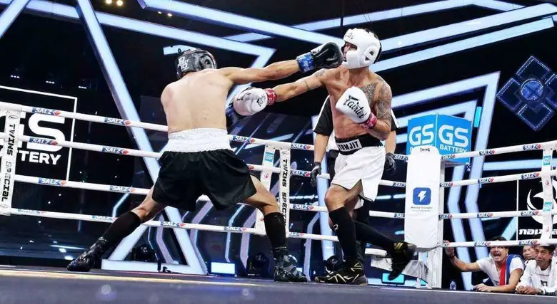 ยีเอสแบตเตอริ่พาดีลเลอร์ชม "10 FIGHT 10 PRESENTED BY GS BATTERY SEASON 3" แบบติดขอบสังเวียน