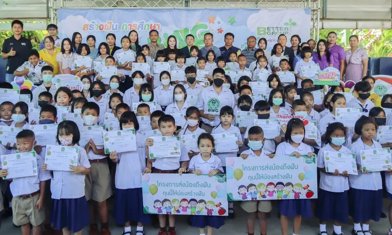 คุณณัฐพรรณ เหลืองวิริยะ (กลางขวา) กรรมการ...