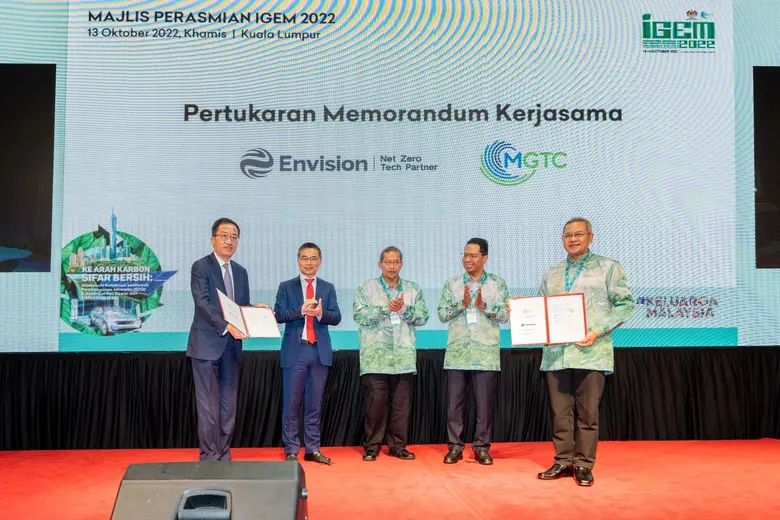 Document exchange ceremony at the Interna...