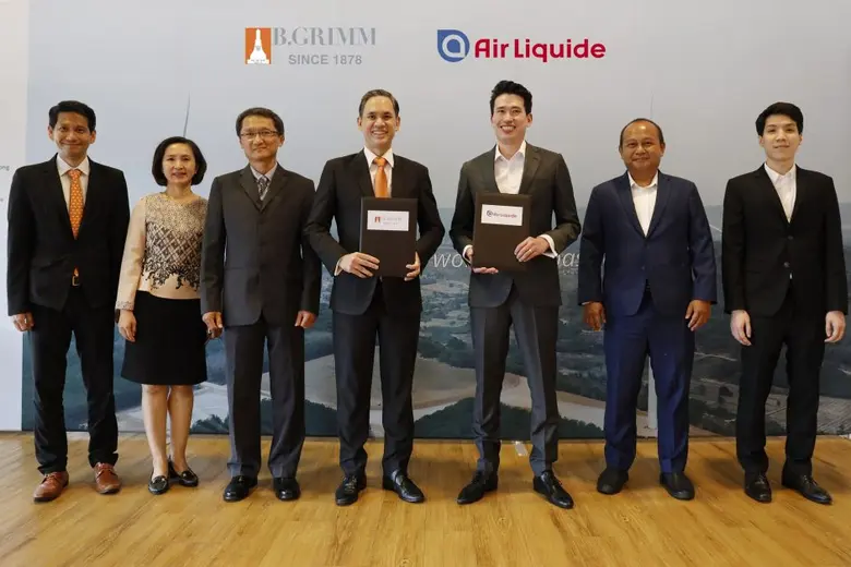 คุณนพเดช กรรณสูต รองกรรมการผู้จัดการใหญ่อ...