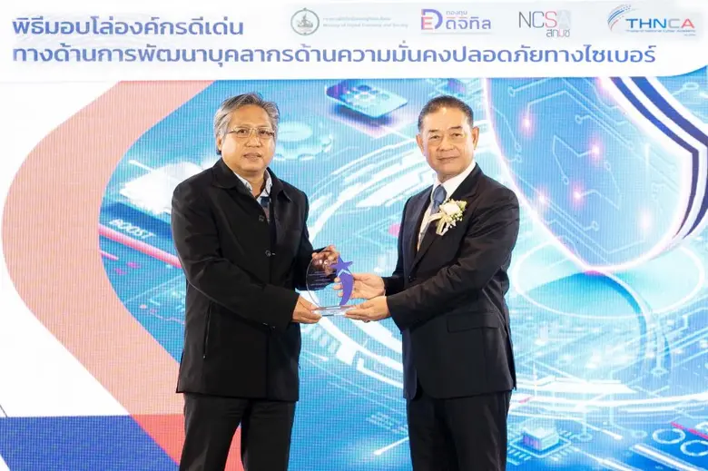 นายพันธ์เทพ ชนะศึก (ซ้าย) ผู้บริหารแผนกคว...