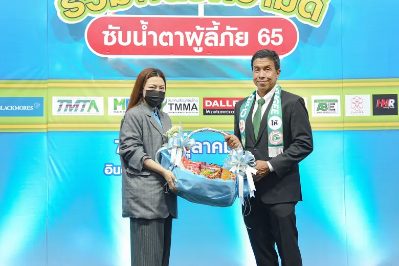 นางสาวกสิกา จินดารัตน์ (ซ้าย) ผู้ช่วยผู้จ...