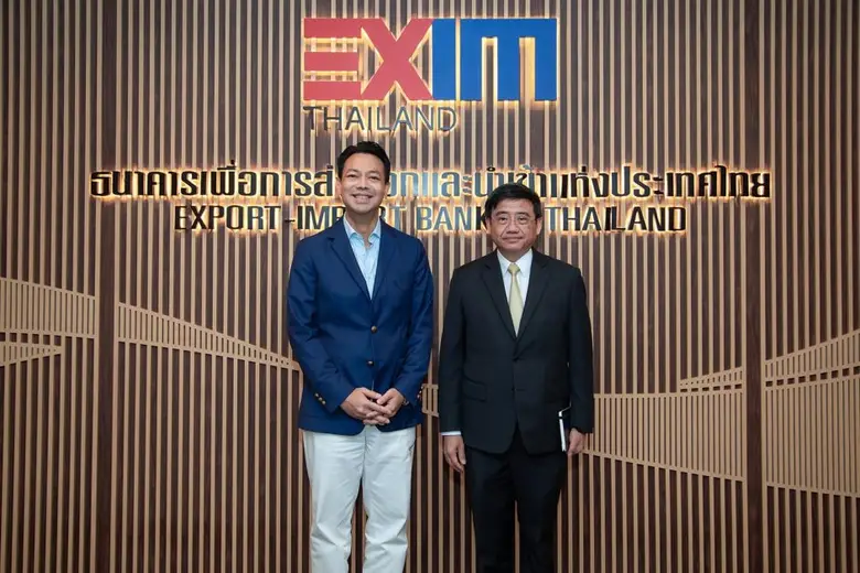 ดร.รักษ์ วรกิจโภคาทร (ซ้าย) กรรมการผู้จัด...