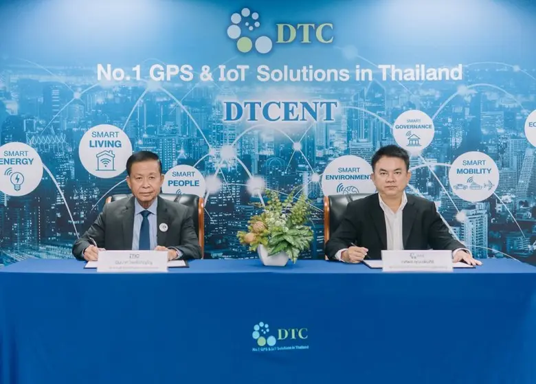 คุณทศพล คุณะเพิ่มศิริ (ขวา) ประธานเจ้าหน้...