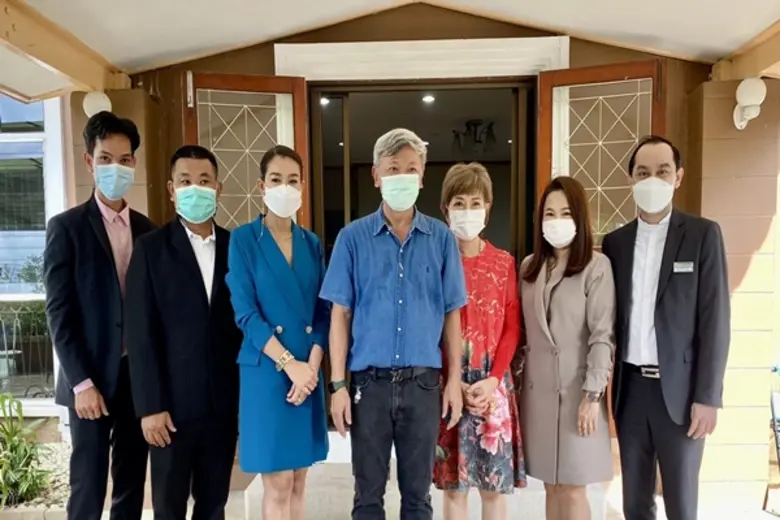 อัษณา จันเทพา (คนที่ 3 จากซ้าย) ผู้จัดการ...