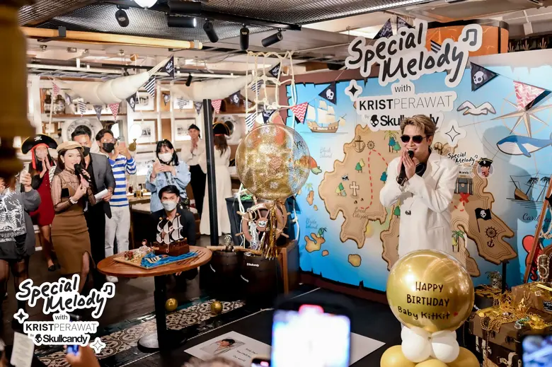หนุ่มคริส พีรวัส ควงแขนแฟนคลับ Meet & Greet บนเรือหรู ที่งาน Special Melody With Krist Perawat by Skullcandy งานนี้หนุ่มคริส เจอแบรนด์และแฟนคลับซุ่มจัด Surprise วันเกิดล่วงหน้าทำเอาซึ้ง