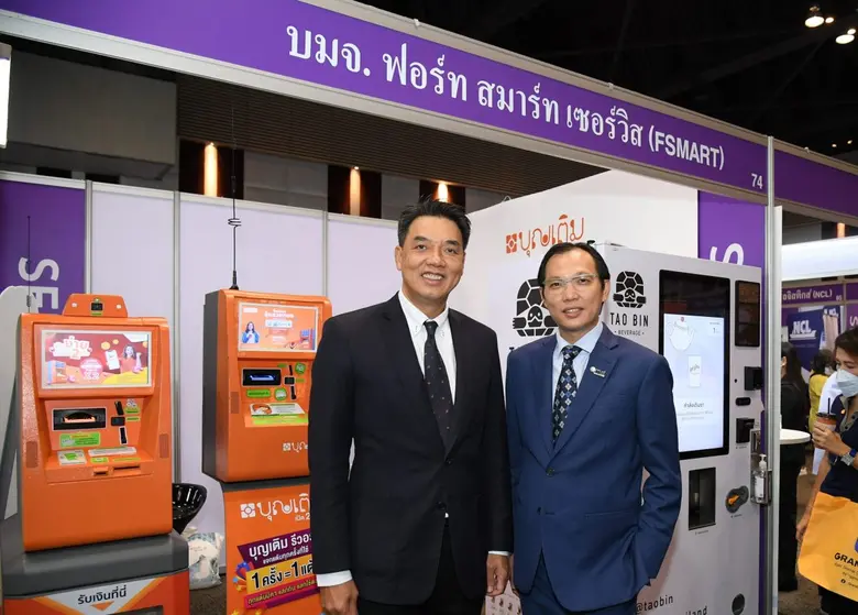 นายณรงค์ศักดิ์ เลิศทรัพย์ทวี (ขวา) กรรมกา...