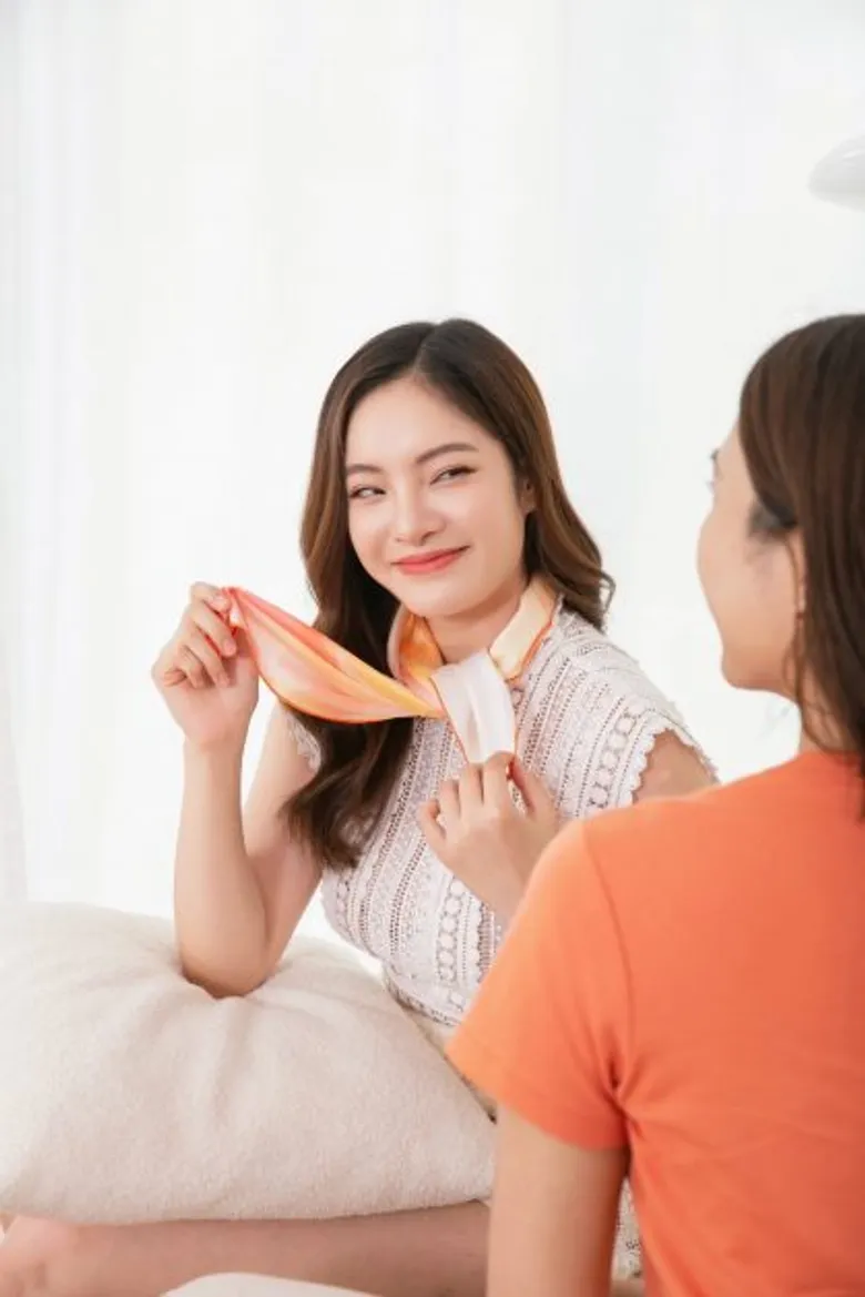 FWD ประกันชีวิต ร่วมกับ JANESUDA ออกผ้าพันคอคอลเลคชั่น "Celebrate living" เพื่อให้ทุกคนได้สร้างสรรค์การแต่งตัวในแบบของตัวเอง