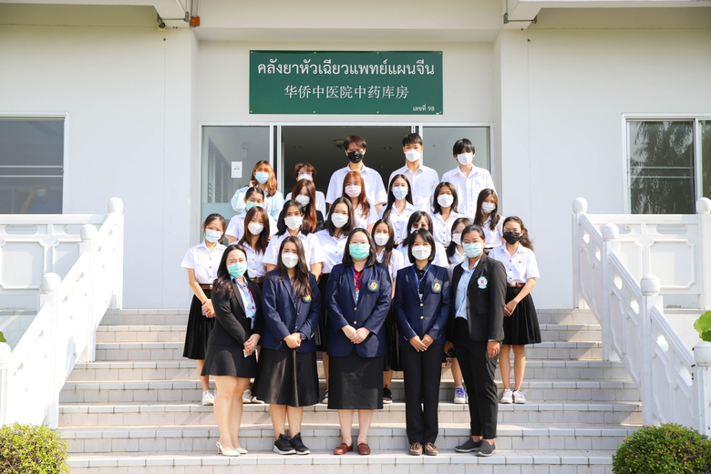คณะอาจารย์และนักศึกษาจากวิทยาลัยแพทยศาสตร...