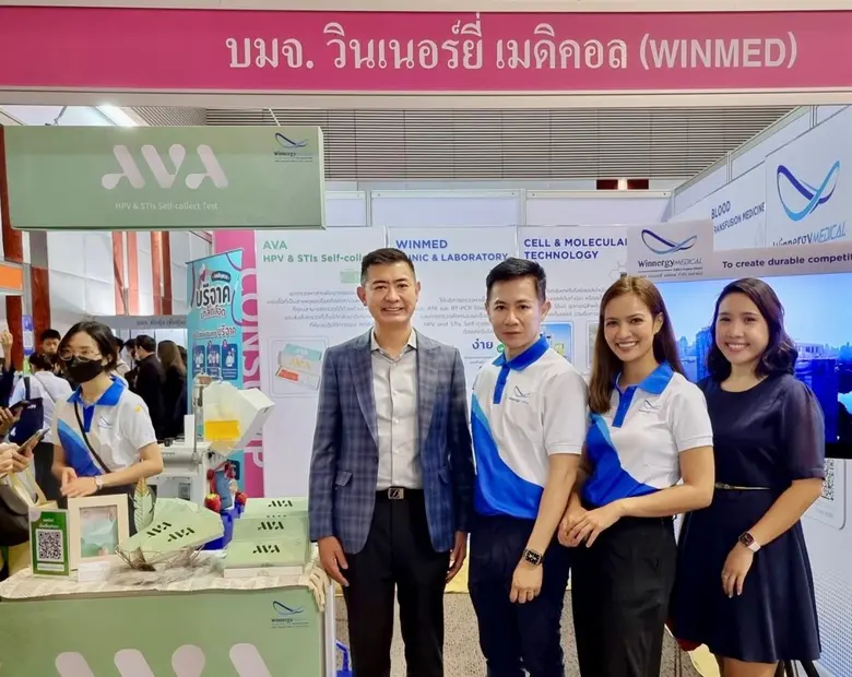 นายนันทิยะ ดารกานนท์ ( ซ้าย ) ประธานเจ้าห...