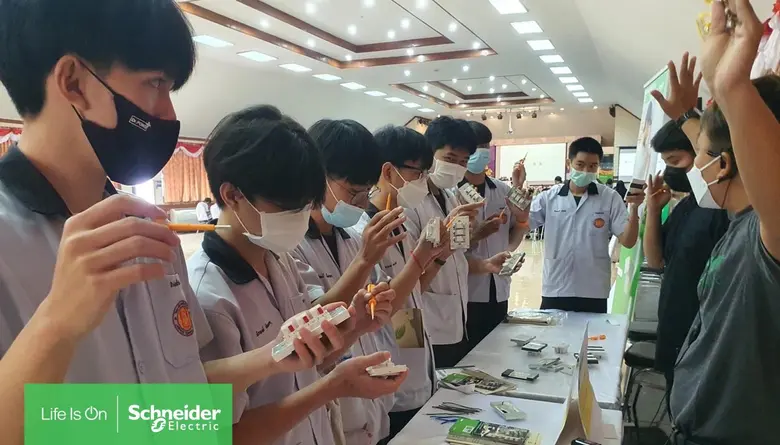 ชไนเดอร์ อิเล็คทริค ปลูกความรู้ให้นักศึกษาอาชีวะ ต่อยอดช่างไฟยุคดิจิทัล