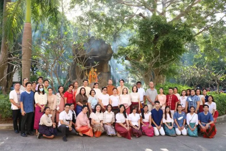 เวย์น ดิวเบอร์ลีย์ (กลาง) ผู้จัดการทั่วไป...