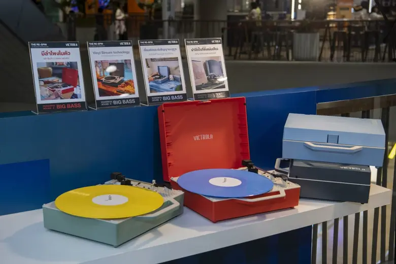 โซนิควิชั่น เปิดตัวเครื่องเล่นแผ่นเสียงพกพา แบรนด์ "Victrola" ไอคอนนิกดีไซน์ ครั้งแรกของโลกกับ Bluetooth Turntable เชื่อมต่อไร้สาย มีแบตเตอรี่ในตัว กับรุ่น Revolution Go