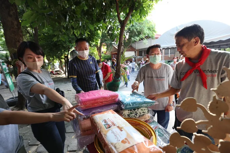 แคนนอน สานต่อโครงการ "ขวดอิ่มบุญ" ครั้งที่ 3 ส่งมอบขวดพลาสติกใช้แล้ว ให้วัดจากแดง จ.สมุทรปราการ เพื่อนำไปรีไซเคิล และแปรรูปเป็น "ผ้าไตรรีไซเคิล"