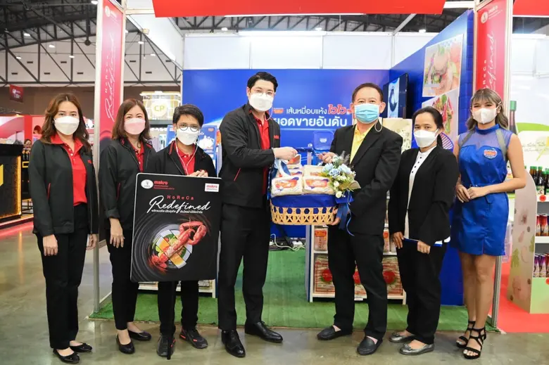 นายสมบูรณ์ โรจน์วิลาวัลย์ (ที่5ซ้าย) ผู้อ...