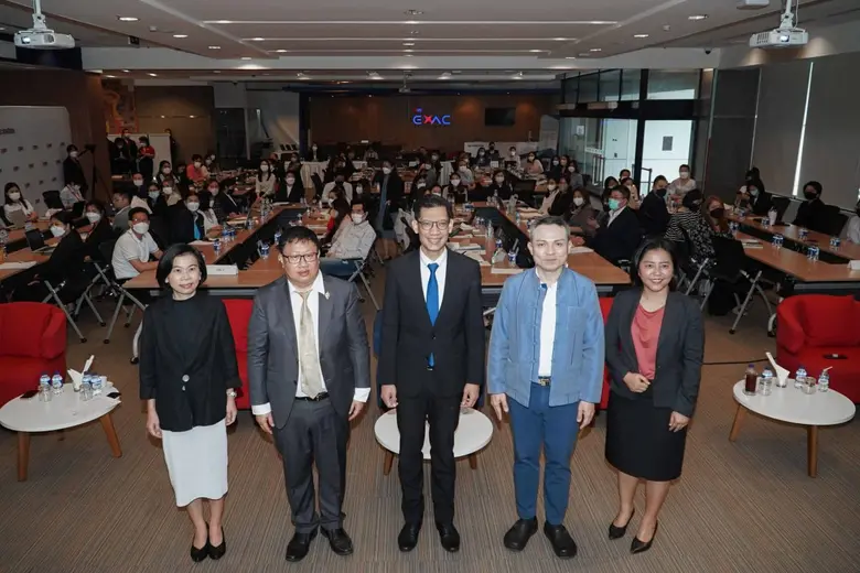 ดร.เบญจรงค์ สุวรรณคีรี (กลาง) รองกรรมการผ...