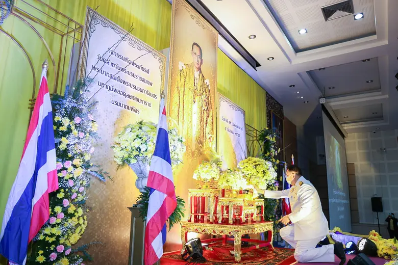 รมว.แรงงาน นำผู้บริหาร ข้าราชการกระทรวงแรงงาน น้อมรำลึกในพระมหากรุณาธิคุณในหลวงรัชกาลที่ 9 เนื่องในวันคล้ายวันพระบรมราชสมภพ วันชาติ และวันพ่อแห่งชาติ5 ธันวาคม 2565