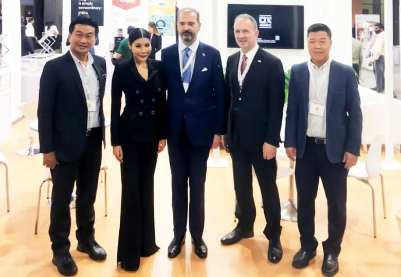 คุณสมบูรณ์ อุรานุกูล (ขวา) รองประธานคณะกร...