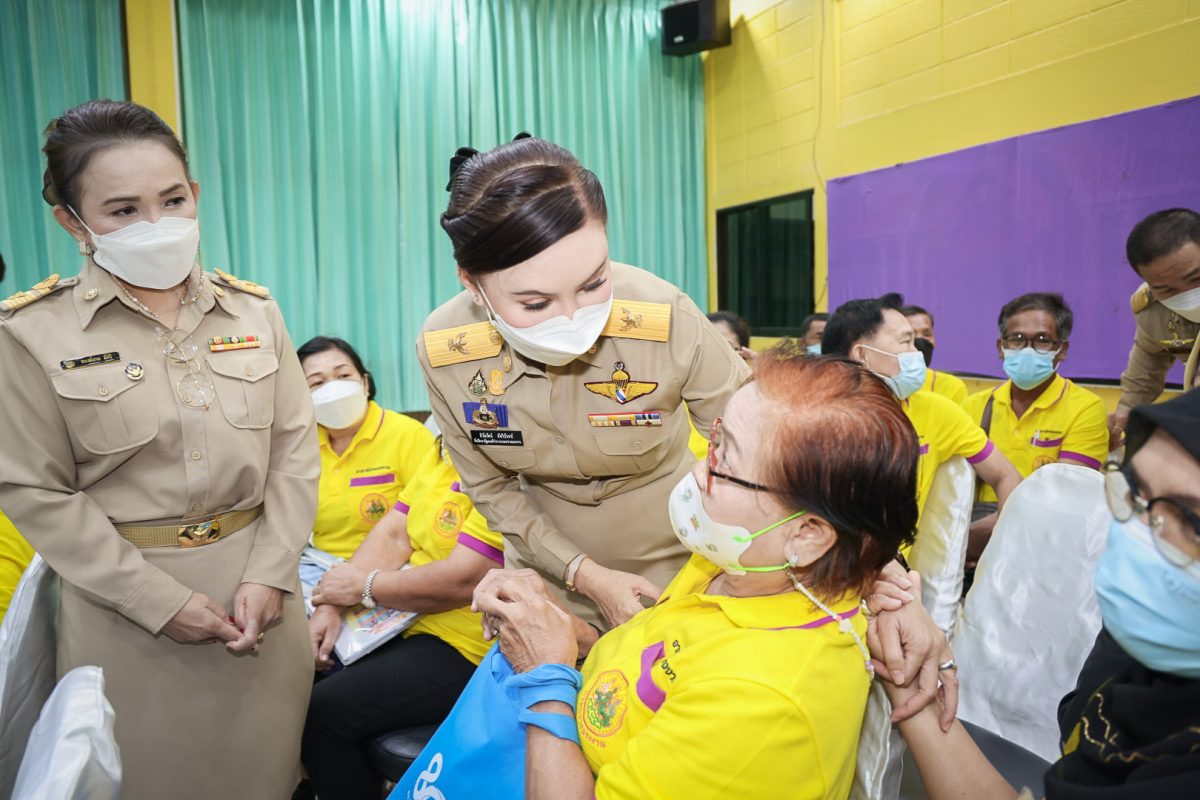 นายสุชาติ ชมกลิ่นรัฐมนตรีว่าการกระทรวงแรง...