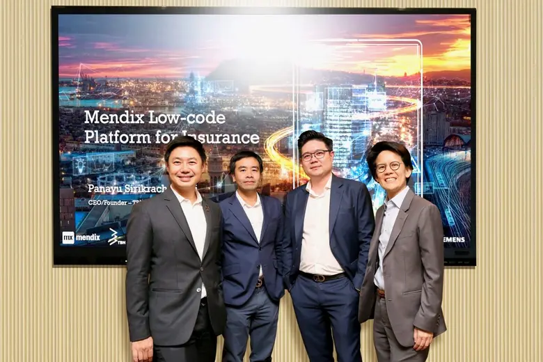 นายปนายุ ศิริกระจ่างศรี (ที่ 2 จากขวา) ประธานเจ้าหน...