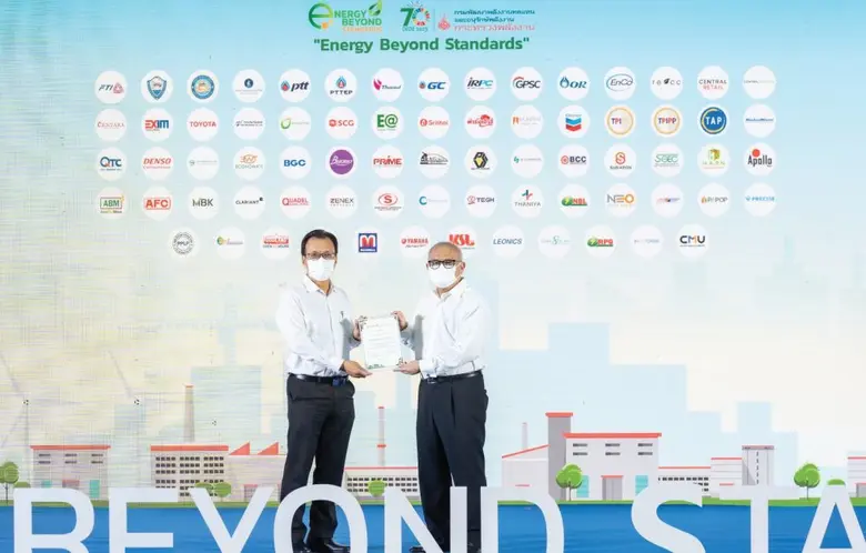 นายเรืองชัย กฤษณเกรียงไกร (ซ้าย) กรรมการผ...