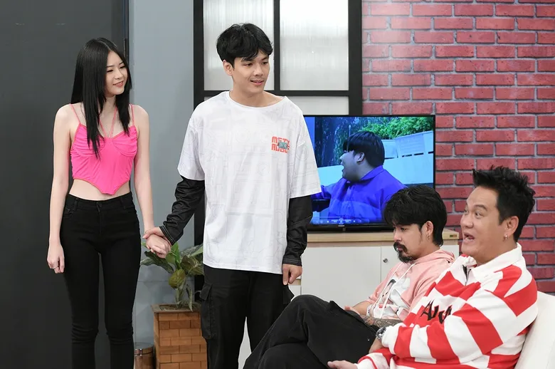 "นิกกี้ ณฉัตร" พา "แอปเปิ้ล เดอะสตาร์" เข้าห้องเชือด! ชวนดูบอลเดือด จนชาวแก๊งอิจฉา
