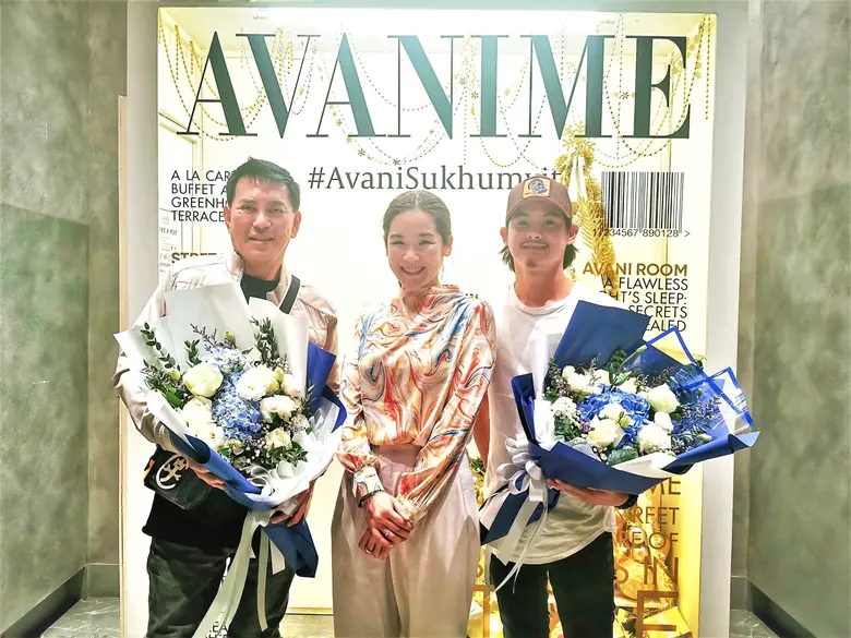 นางสาวชิดชนก พศินพงศ์ (กลาง) ผู้จัดการทั่...