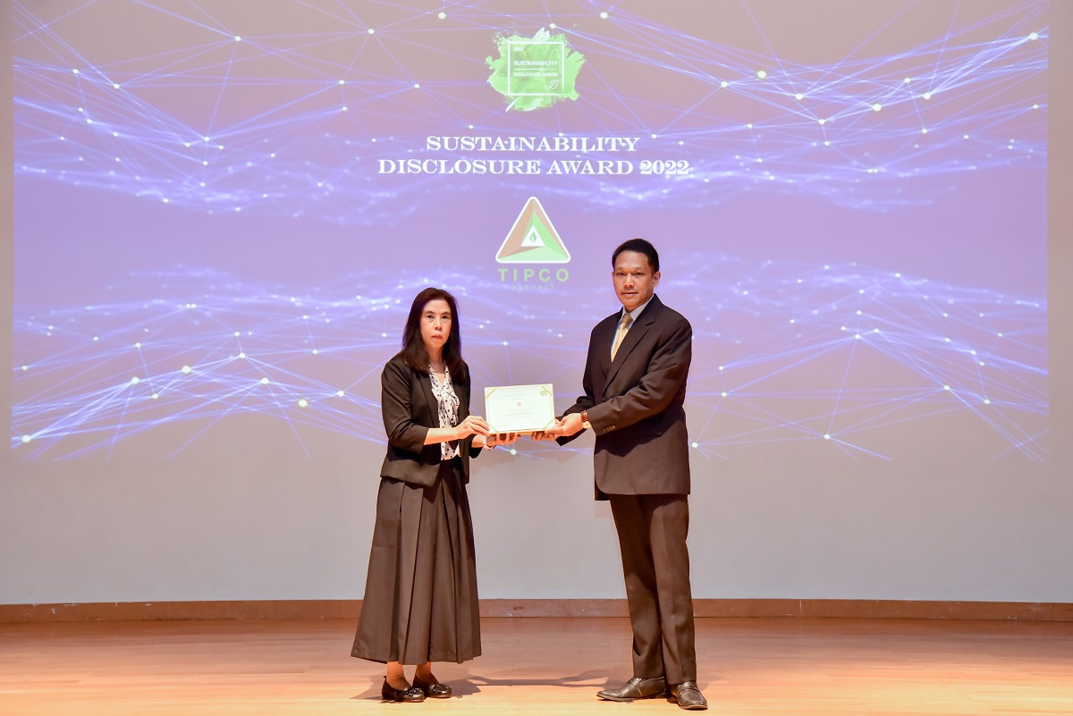 คุณชัชวรุตม์ มุสิกไชย (ขวา) ผู้จัดการอาวุ...