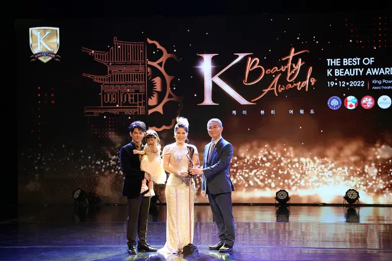 ส่งตรงจากเกาหลีใต้! Waleerat Clinic คว้ารางวัล 'คลินิกความงามยอดเยี่ยมระดับสากล' The Best International Product and Service