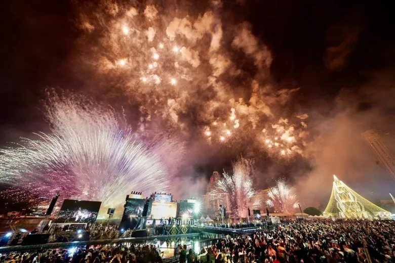 ตระการตาพลุ "พลังแห่งหัวใจไทย ยิ่งใหญ่สะกดโลก Win the World for Thailand" "Amazing Thailand Countdown 2023" ณ ไอคอนสยาม