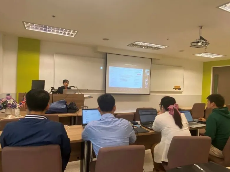 สำนักหอสมุด ม.ศรีปทุม บริการวิชาการ จัดถ่ายทอดความรู้ "การสืบค้นข้อมูลจากฐานข้อมูล" นักศึกษาระดับปริญญาเอก SPU