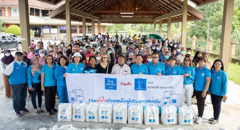 ไทยประกันชีวิต ร่วมกับมูลนิธิหนึ่งคนให้ หลายคนรับ มอบถุงยังชีพช่วยเหลือผู้ประสบอุทกภัย จ.นราธิวาส