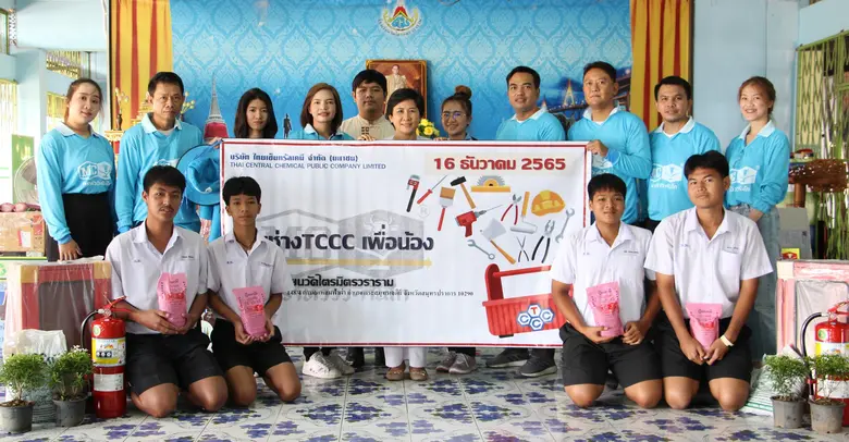 นายสันติ วิเชียรฉาย (ที่ 4 ทางขวา) ผู้จัดการฝ่ายบริ...
